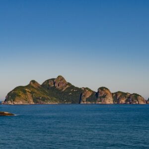 Corais de Alcatrazes capturam carbono e surpreendem cientistas O Arquipélago de Alcatrazes é uma área marinha protegida que contribui para a conservação de espécies e, potencialmente, para a captura de carbono (foto: Leo Francini)