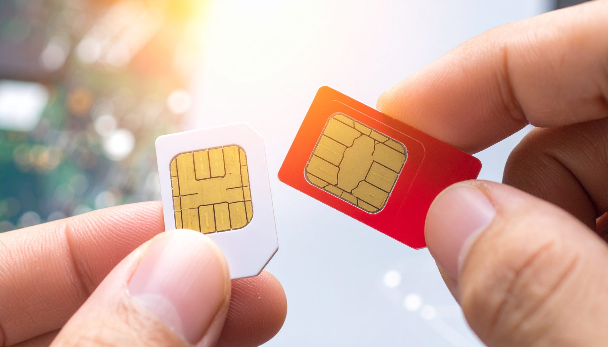 Firefly Imagem conceitual mostrando dois chips de celular SIM cards lado a lado. Uma linha 337561 scaled