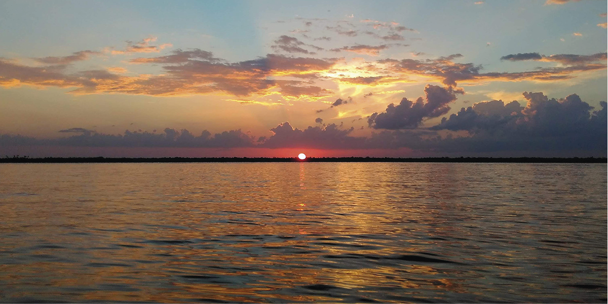 Rastreando a jornada do carbono negro até o oceano 5 O sol se põe sobre o Rio Tocantins, importante Rio da Bacia Amazônica, perto da vila de Moiraba, Brasil. Até recentemente, os pesquisadores não dispunham de características biogeoquímicas básicas para o Tocantins, como ocorre com muitos rios tropicais