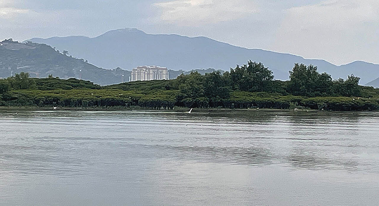 Rastreando a jornada do carbono negro até o oceano 6 Pesquisadores estudaram recentemente vários estuários na China, incluindo o estuário do Rio Jiulong, visto aqui, para entender melhor os caminhos pelos quais o carbono negro dissolvido viaja da terra para o mar