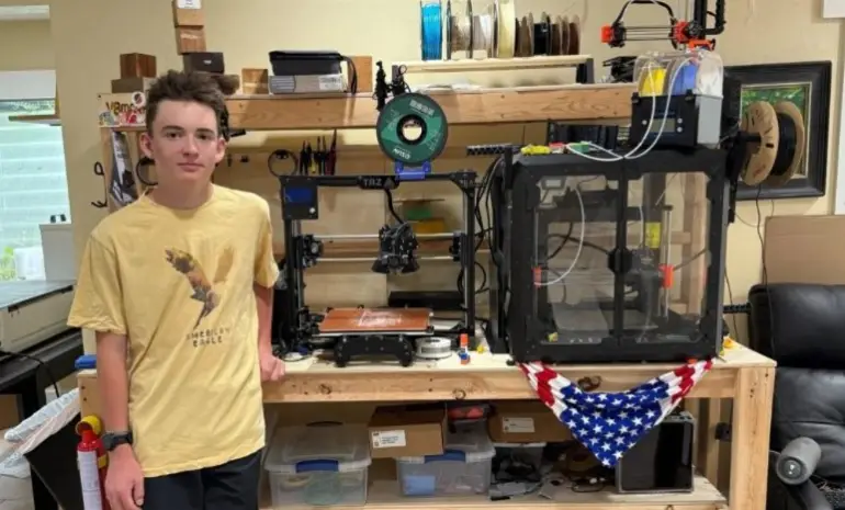 Screenshot-2025-07-25-124153 Adolescente constrói colmeia 3D no próprio quarto e acolhe 40 mil abelhas