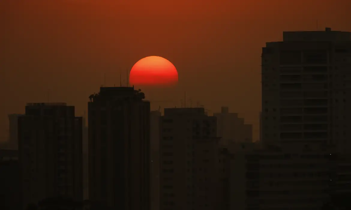 Cetesb suspendeu por 30 dias todas as autorizações de queima controlada em São Paulo. 2 São Paulo sob a fuligem das queimadas - foto: Paulo Pinto Agência