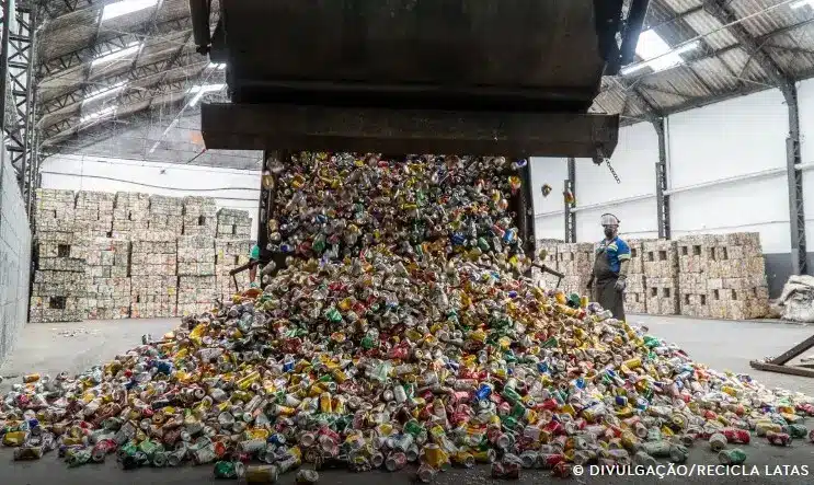 Brasil reciclou 97,3% das latinhas de alumínio em 2024 latinhas