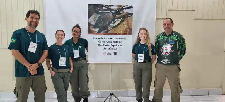 "Guardiões das águas" conhecimento local e ciência se unem para proteger quelônios na Amazônia Servidores que representaram o Ibama durante o evento - Foto: Divulgação/Ibama