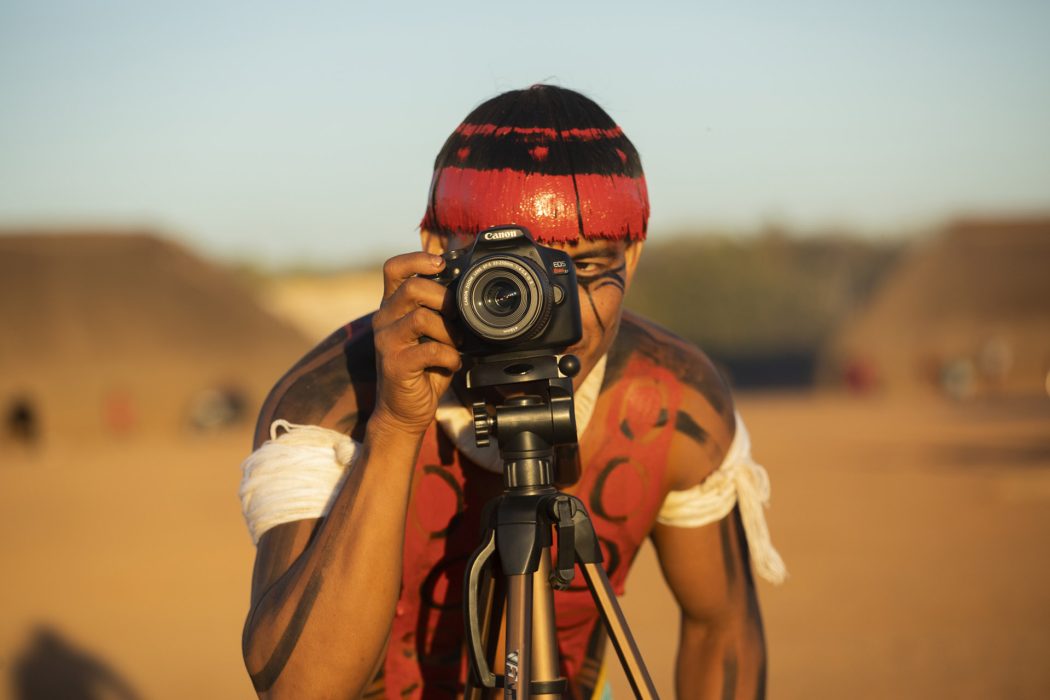 Integrante do Coletivo Kuikuro de Cinema durante ritual do Kuarup na aldeia Afukuri, no Território Indígena do Xingu (julho 2021) - Foto: Takumã Kuikuro/ Agência Brasil