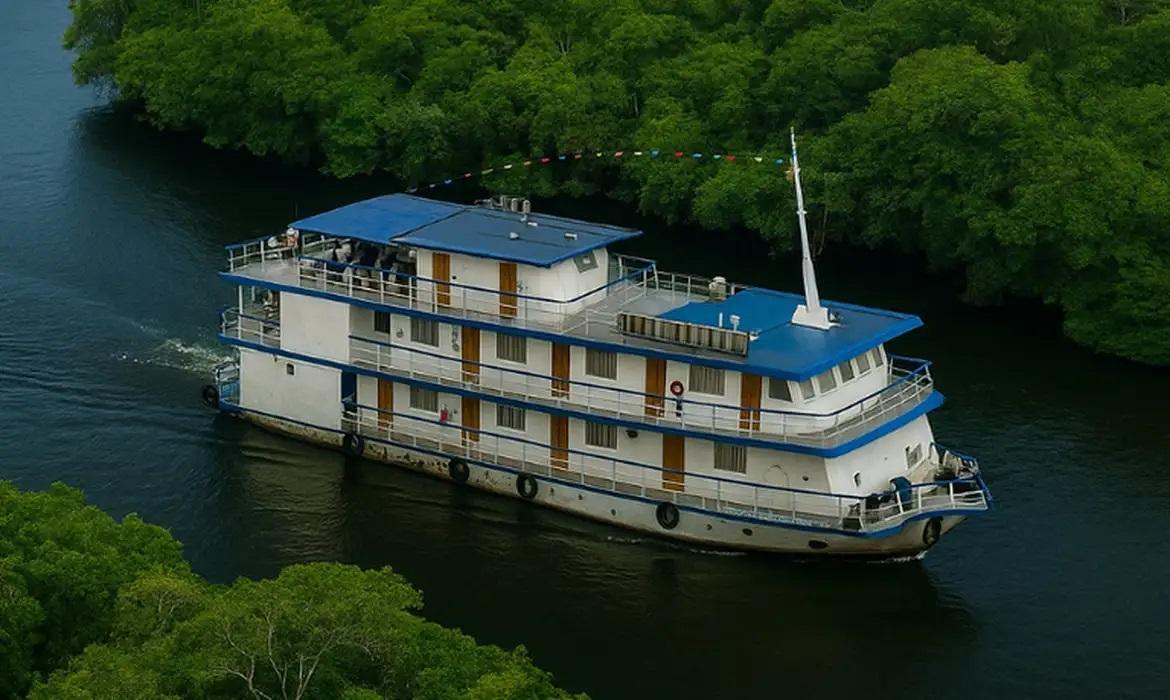 Embarcação Iaraçu navega na Amazônia por soluções climáticas