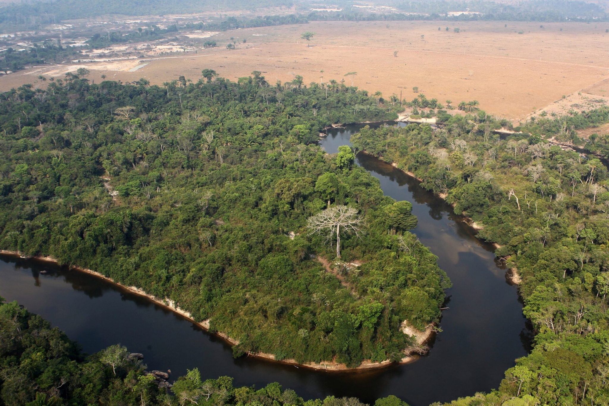 Conheça Velho Airão e Fordlândia, cidades abandonadas na Amazônia que renasceram como destinos turísticos, atraindo visitantes com história e naturez