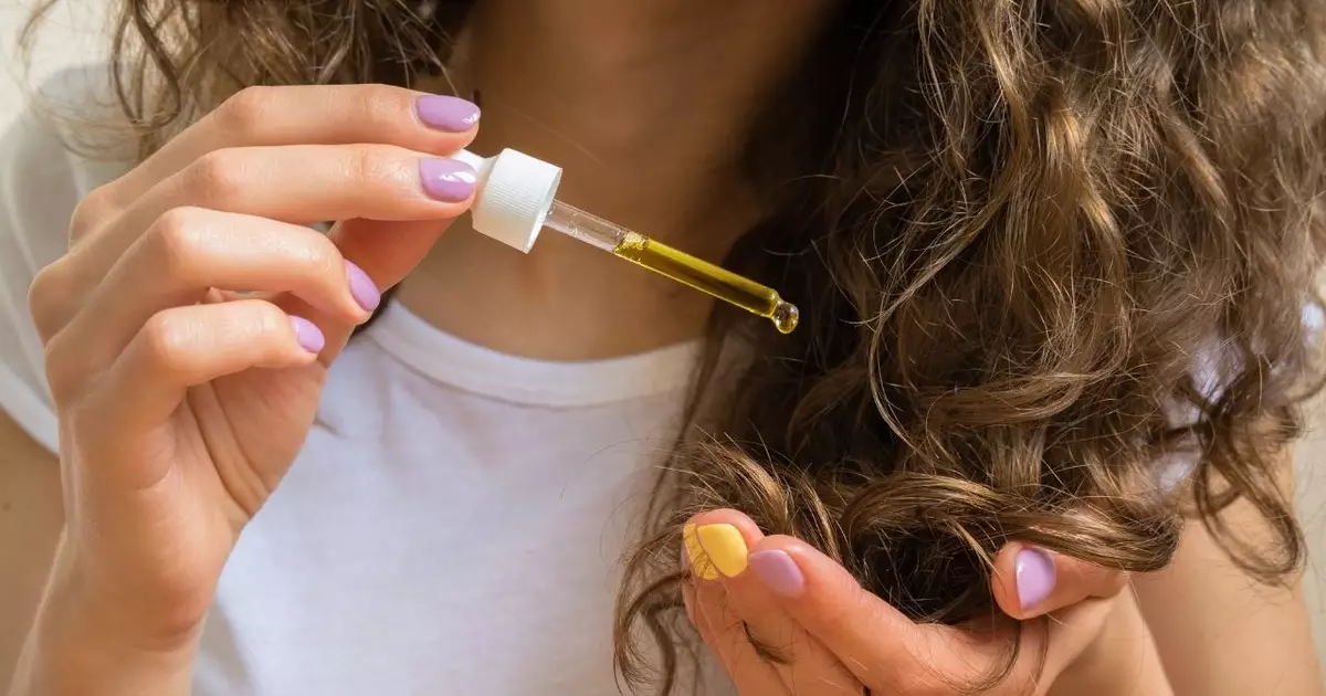 O óleo de alecrim é uma opção natural e eficaz para tratar a queda de cabelo.