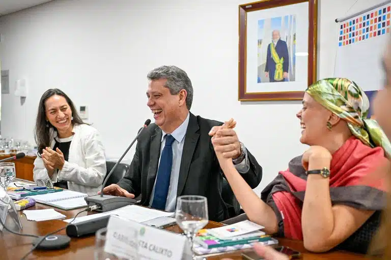 Marco Regulatório das Organizações da Sociedade Civil: novo manual reforça papel da sociedade civil nas políticas públicas No Palácio do Planalto, durante reunião ordinárias, órgãos do governo feeral lançam o Manual do Marco Regulatório das Organizações da Sociedade Civil (MROSC), que tem como objetivo orientar a aplicação da Lei nº 13.019/2014 - Agência Brasil