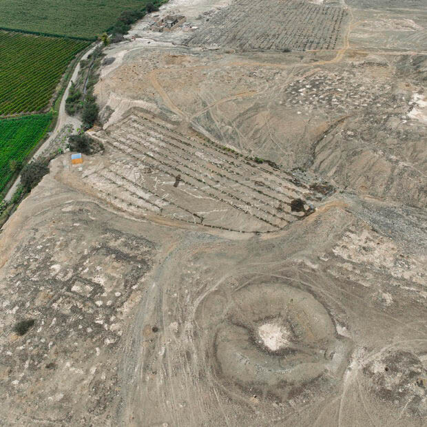 Foto da Pontifícia Universidade Católica do Peru, divulgada recentemente em julho deste 2025, mostra uma vista aérea do sítio arqueológico de Huaca Yolanda, onde o mural pré-hispânico foi descoberto. O mural policromado, com figuras em ambos os lados e pigmentos originais está localizado dentro de um templo do sítio arqueológico de Huaca (lugar sagrado) Yoland. Peixes, estrelas, redes de pesca e plantas compõem as figuras do mural de adobe de dupla face