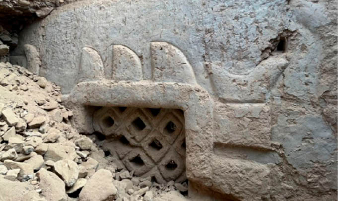 O_mural_de_adobe_tridimensional_policromado_com_dupla_face_mede_mais_de_ Arqueólogos descobrem no Peru mural pré-hispânico de mais de 3 mil anos