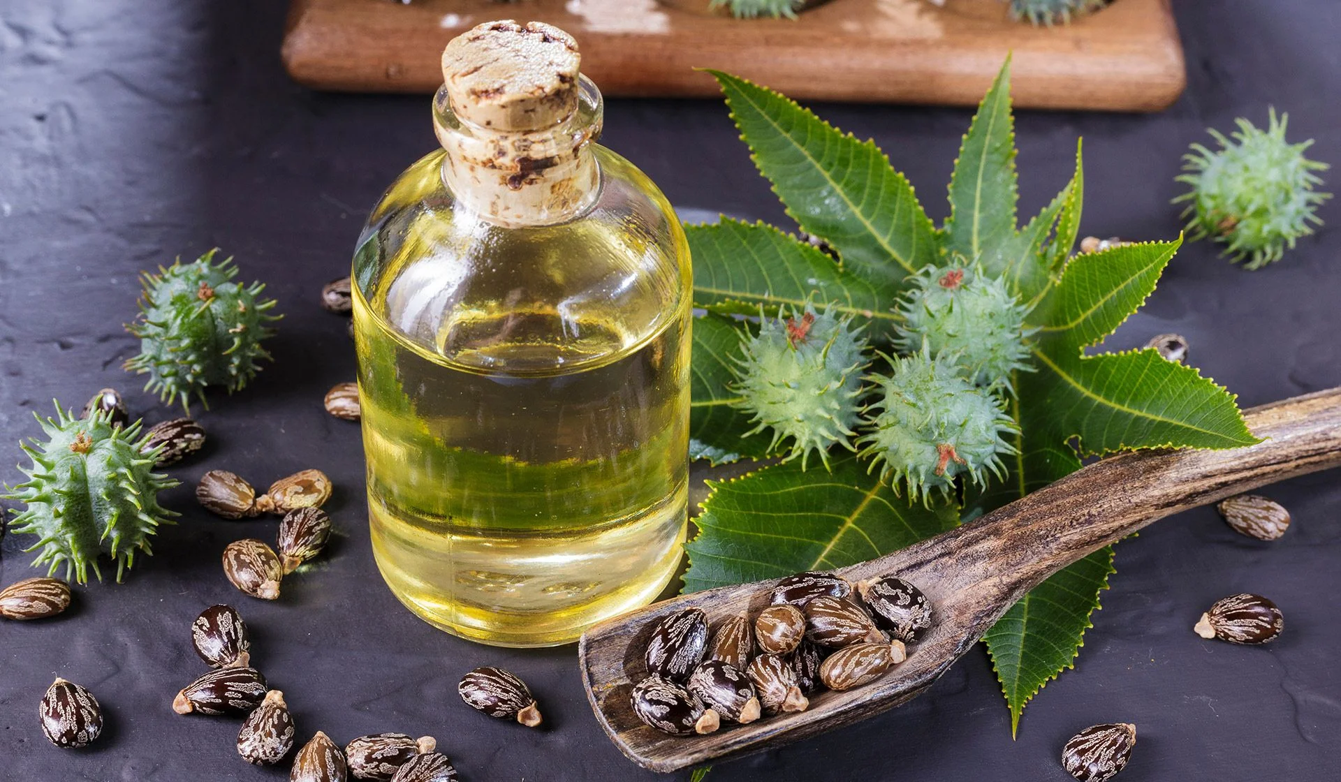 Fotografia de frasco de óleo de rícino com fundo clean de banheiro