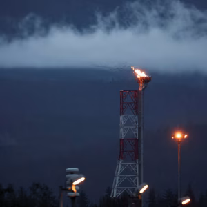 A chaminé de queima da LNG Canada queima em sua unidade de exportação de GNL (gás natural liquefeito de petróleo) na costa do Pacífico canadense em Kitimat, Colúmbia Britânica, Canadá, em 19 de agosto de 2025. REUTERS/Jesse Winter/Direitos de licenciamento de compra de foto de arquivo
