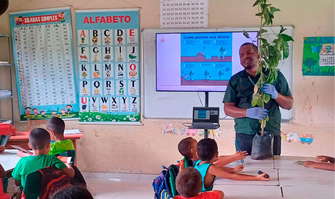 Em escolas e comunidades próximas à unidade de Tailândia: Na Escola São Pedro, na Vila Turiaçu, falando sobre a importância da preservação da natureza e de educação ambiental