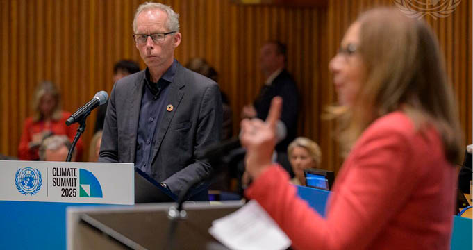 Katherine_Hayhoe_em_primeiro_plano_professora_e_cientista_clim_tica_discursa_na_C_pula_do_Clima_2025_um_evento_especial_de_alto_n_vel_sobre_A__o_Clim_tica.___esquerda_Johan_Rock-1 Cúpula do Clima 2025