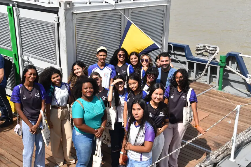 Jovens da EETEPA vivenciam inovação em barco movido a hidrogênio verde na COP30 Foto: Priscila Castro