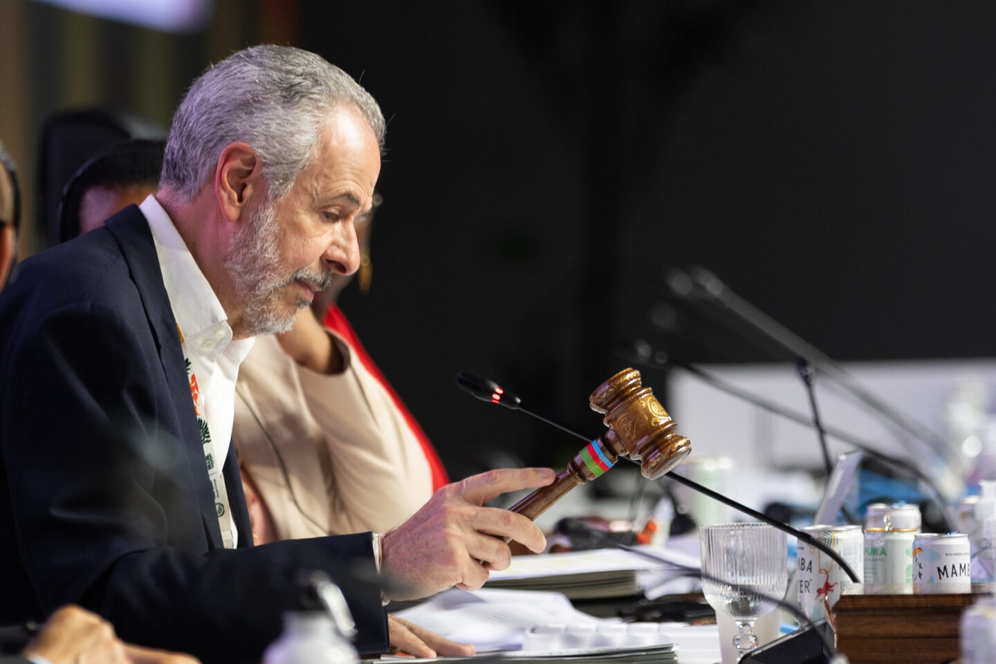 Marco Zero da Implementação Climática 2 Embaixador André Corrêa do Lago, presidente da COP30, bate o martelo declarando o fim da Conferência das Partes (COP)
