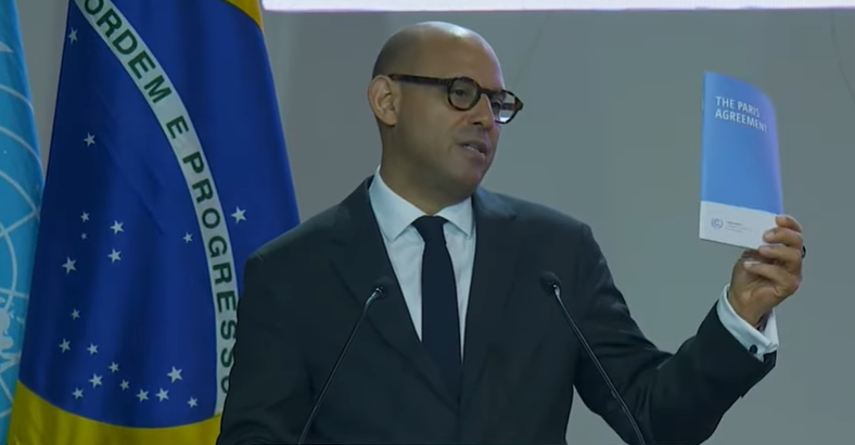 Marco Zero da Implementação Climática 1 Simon Stiell, destacando o notável progresso desde o Acordo de Paris, enfatiza que o mundo deve acelerar os esforços para reduzir as emissões e fortalecer a resiliência climática