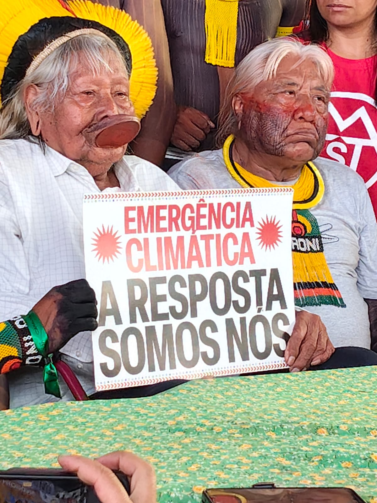 Raoni lidera Barqueata e convoca união pela Amazônia Assessora de Imprensa da Presidency Youth Climate Champion (PYCC)