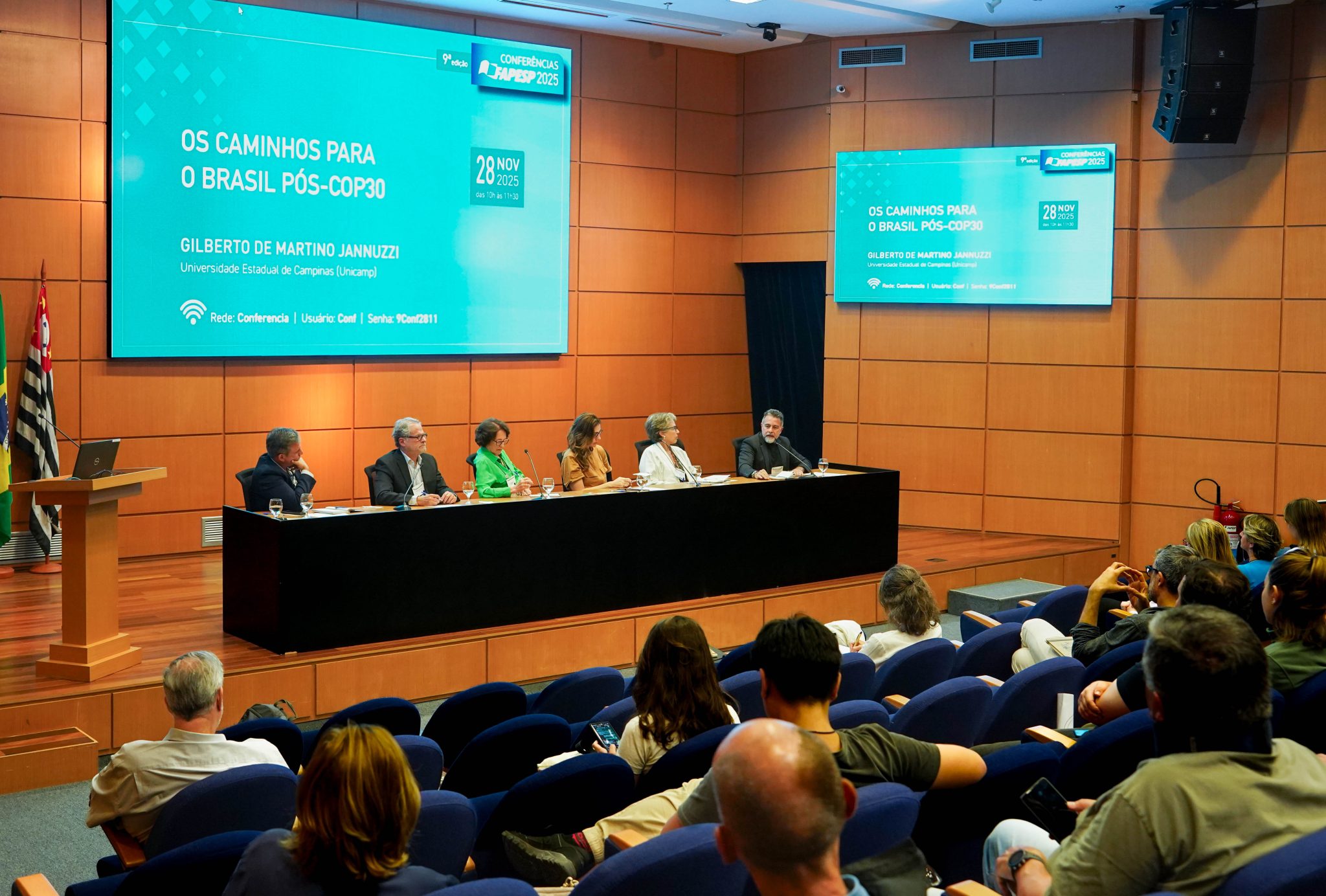 Pesquisadores alertam: Brasil precisa acelerar descarbonização pós-COP30 Debatendo o pós-COP30: reconhecimento do multilateralismo é uma "chave de esperança" (Daniel Antônio/Agência FAPESP)