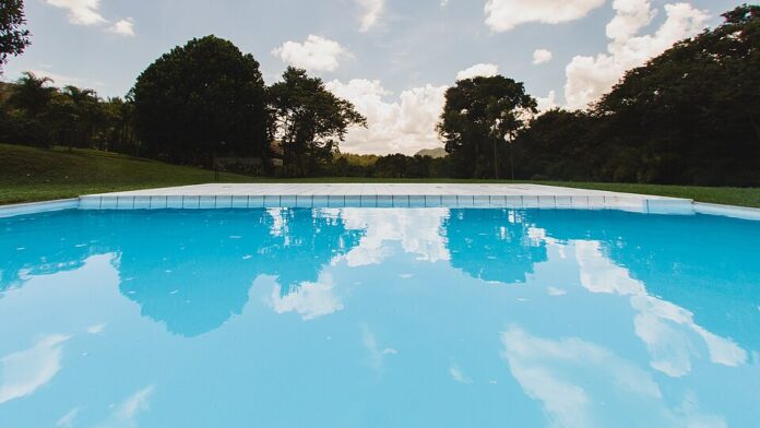Obra__Piscina_,_de_Jorge_Macchi_–_Instituto_Inhotim,_Brasil_(8536896069) Foto: Claudia Regina