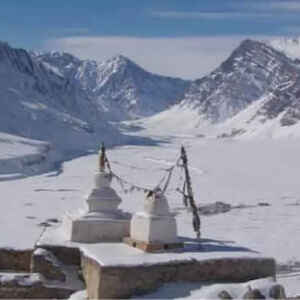 Carregadores de gelo fotografando as mudanças climáticas no rio Chadar congelado A travessia do rio Chadar no Vale de Zanskar, uma das aventuras mais desafiadoras e gratificantes do país