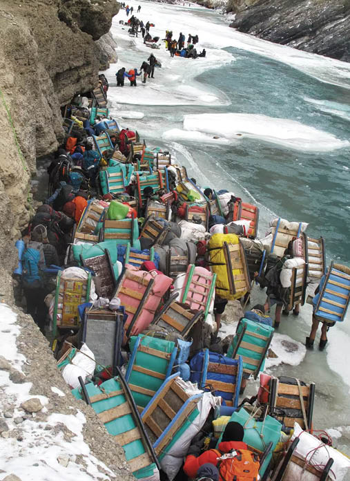 Carregadores de gelo fotografando as mudanças climáticas no rio Chadar congelado 3 Guias e turistas percorrem o Chadar, coberto por uma camada de água, fenômeno que ocorre com o aumento repentino da temperatura