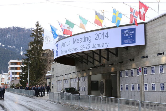 Entrance_to_the_World_Economic_Forum_at_Davos,_2014 Foto: Crossroads Foundation Photos