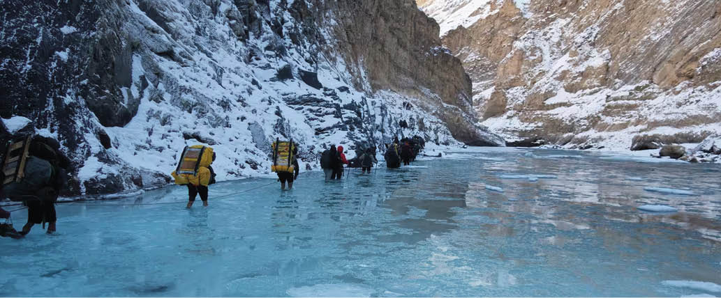 Carregadores de gelo fotografando as mudanças climáticas no rio Chadar congelado 5 Os guias batem no gelo com uma bengala: um som fraco indica gelo frágil, um som alto indica gelo resistente