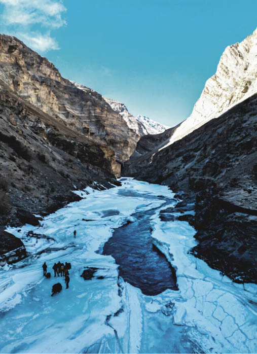 Carregadores de gelo fotografando as mudanças climáticas no rio Chadar congelado 2 Carregadores se preparam para a caminhada do dia