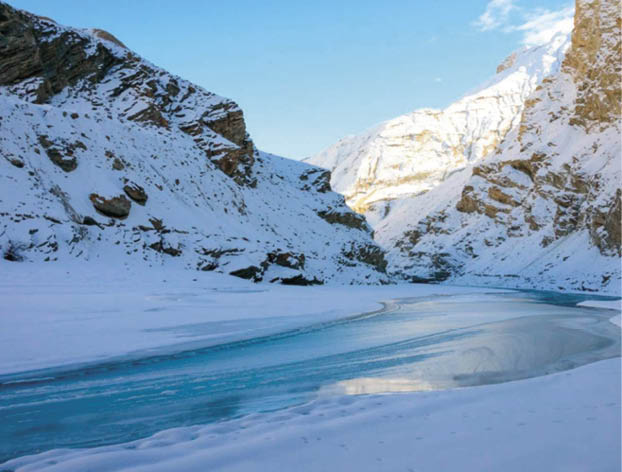 Carregadores de gelo fotografando as mudanças climáticas no rio Chadar congelado 1 No Himalaia, o conhecimento climático vai além dos dados científicos e das descobertas tecnológicas; ele está intrinsecamente ligado às experiências vividas pelas comunidades locais