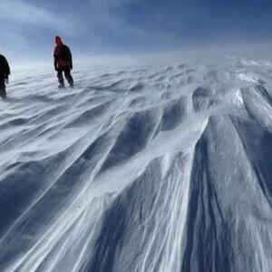 Prováveis implicações para a futura elevação do nível do mar Os cientistas perfuraram o solo até atingir a rocha matriz sob a Cúpula de Prudhoe, na camada de gelo da Groenlândia, para descobrir quando a região esteve livre de gelo pela última vez