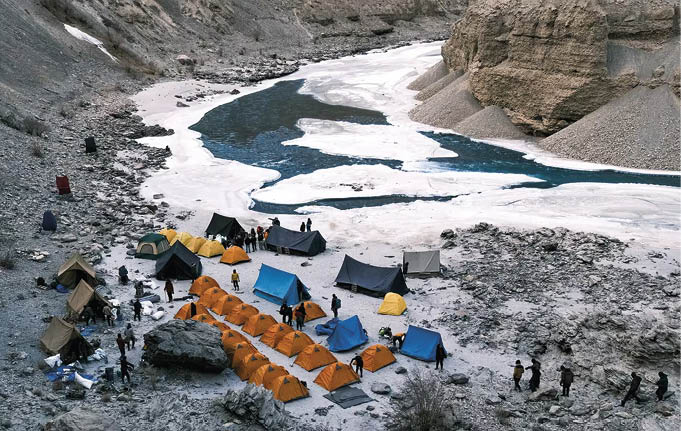 Carregadores de gelo fotografando as mudanças climáticas no rio Chadar congelado 4 Turistas e carregadores acampando às margens do rio Chadar congelado