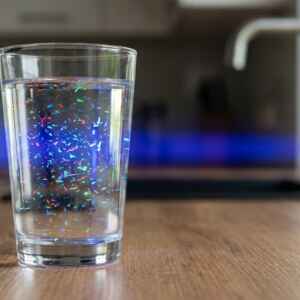 O inimigo invisível que flui da sua torneira agora mesmo Sob a incidência de uma luz forense lateral, um copo de água potável comum revela o que o olho nu ignora: uma suspensão de microfibras e fragmentos sintéticos que driblaram os sistemas de tratamento convencionais. A aparente "pureza" da água que consumimos diariamente mascara uma contaminação microscópica persistente