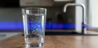 O inimigo invisível que flui da sua torneira agora mesmo Sob a incidência de uma luz forense lateral, um copo de água potável comum revela o que o olho nu ignora: uma suspensão de microfibras e fragmentos sintéticos que driblaram os sistemas de tratamento convencionais. A aparente "pureza" da água que consumimos diariamente mascara uma contaminação microscópica persistente