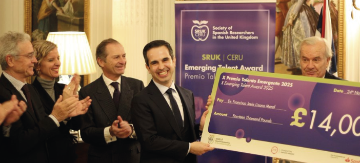 Comemorando a 10ª edição do Prêmio Talento Emergente, reconhecendo jovens cientistas espanhóis que trabalham no Reino Unido. O vencedor deste ano foi o Dr. Francisco Jesús Lizana Moral, líder do programa de Aquecimento e Resfriamento com Zero Emissões de Carbono, da Universidade de Oxford