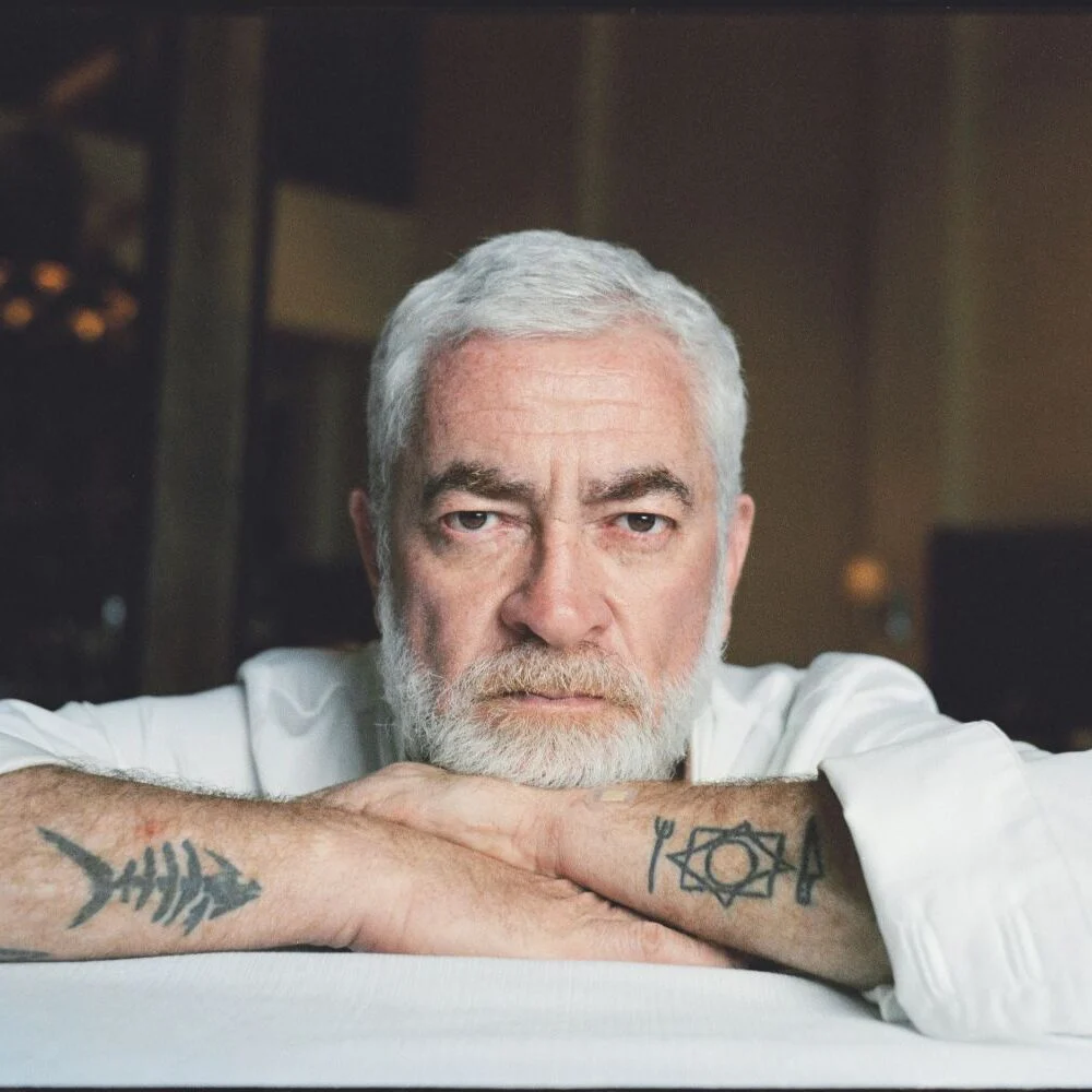 Life Alex Atala Eu nao tinha grana entao fiz uma cozinha que era esquisita. Arrisco dizer que o D.O.M. tenha sido o primeiro restaurante com cozinha aberta no Brasil 1000x1000 1