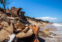 Erosão em Atafona transforma casas em memórias submersas Reprodução