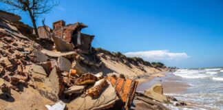 Erosão em Atafona transforma casas em memórias submersas Reprodução