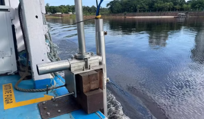 O equipamento, chamado ecobatímetro multifeixe, permite gerar imagens em 3D da morfologia fluvial e identificar detalhes invisíveis a olho nu, como pilares de pontes, oleodutos enterrados e erosões em fundações. — Foto: Foto: Lucas Macedo/g1 AM