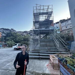 Cooperativas transformam resíduos em energia e renda Mônica Garcia varrendo e guardando os materiais da Torre Verde; ao fundo, a estrutura de andaime sendo desmontada por funcionários da Safecon. Fotos: Michel Silva