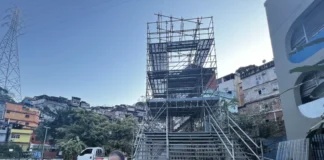 Cooperativas transformam resíduos em energia e renda Mônica Garcia varrendo e guardando os materiais da Torre Verde; ao fundo, a estrutura de andaime sendo desmontada por funcionários da Safecon. Fotos: Michel Silva