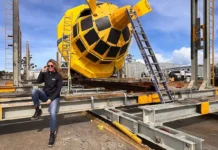 Una boya movida por sol y olas enfría y oxigena el mar para salvar la vida marina A CEO Dra. Ana Novak com o “oPod 003” em Triabunna, Tasmânia, pouco antes dos testes no mar em novembro de 2025
