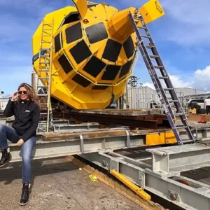 Energia solar e das ondas para resfriar e oxigenar a água do mar A CEO Dra. Ana Novak com o “oPod 003” em Triabunna, Tasmânia, pouco antes dos testes no mar em novembro de 2025