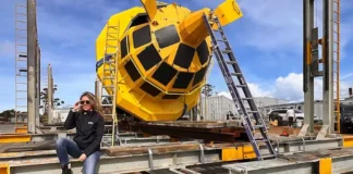 Energia solar e das ondas para resfriar e oxigenar a água do mar A CEO Dra. Ana Novak com o “oPod 003” em Triabunna, Tasmânia, pouco antes dos testes no mar em novembro de 2025