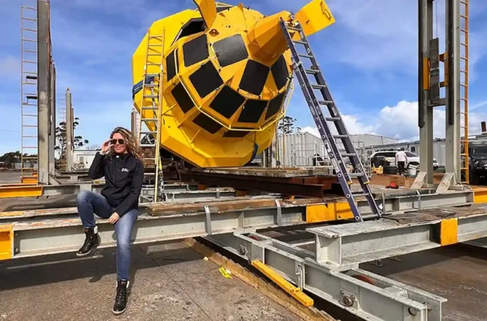 A CEO Dra. Ana Novak com o “oPod 003” em Triabunna, Tasmânia, pouco antes dos testes no mar em novembro de 2025