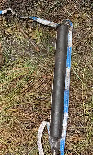 Enquanto outras pesquisas analisaram camadas superficiais, de 20 centímetros a um metro de profundidade, os pesquisadores da Unicamp utilizaram sondas tubulares metálicas, conhecidas como Russian Peat Auger, para extrair amostras de solo de até 4 metros, o que foi determinante para os resultados encontrados