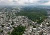 Manaus avança com o maior corredor verde urbano da América do Sul Vista aérea de Manaus com áreas verdes interligadas por corredores de vegetação atravessando bairros