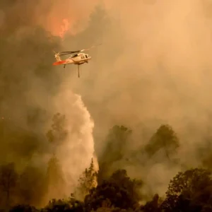 Sincronia crescente e extremas relacionadas a incêndios em todo o mundo Um helicóptero combatendo incêndios florestais na área de Aetna Springs, no condado de Napa, Califórnia