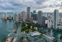 El mar ya subió mucho más de lo que se creía, y América Latina está entre las regiones peor calculadas Esta imagem dramática mostra uma metrópole costeira lutando contra o avanço das águas. A maré alta,
